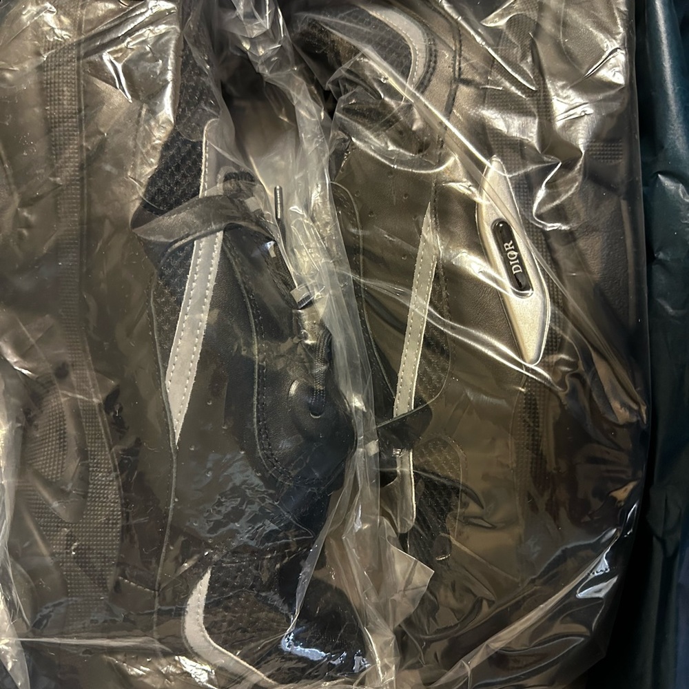 I’m selling my Christian Dior b22 men’s size 11 shoes. - Picture 2 of 4
